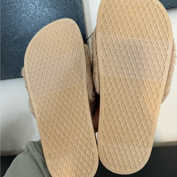 NWT GAP Faux-Fur Slides Size 8/9 - Picture 3 of 5